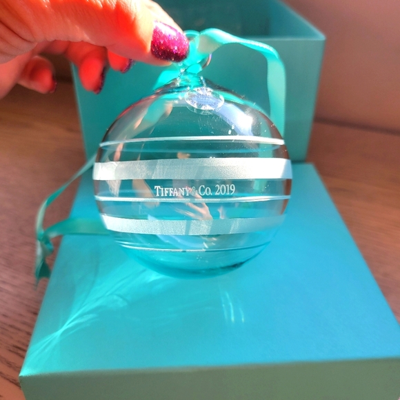Authentic Tiffany & Co. 2019 Crystal Glass Ribbon Stripe Ball Ornament - Picture 8 of 9